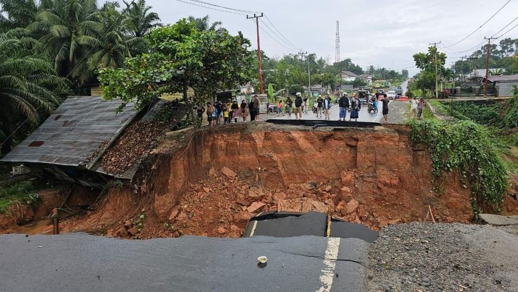 Akses jalan putus Jambi-Sumbar yang amblas.
